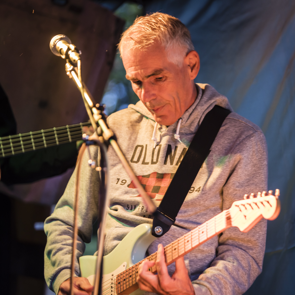 Thomas live guitar